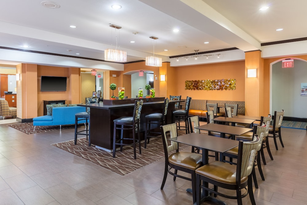 Holiday Inn Express Hotel And Suites Dallas West 31/40