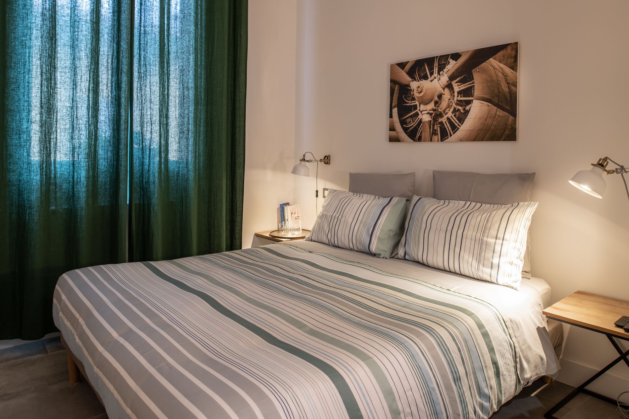 DELUXE, DOUBLE OR TWIN BED