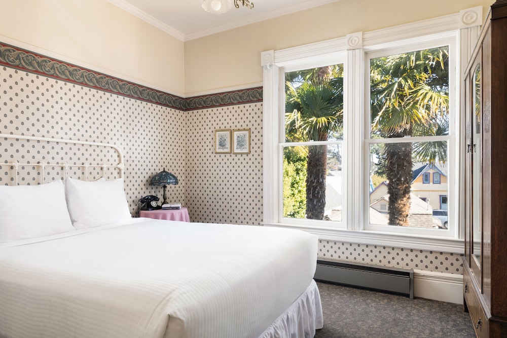 Upstairs, Queen Bed