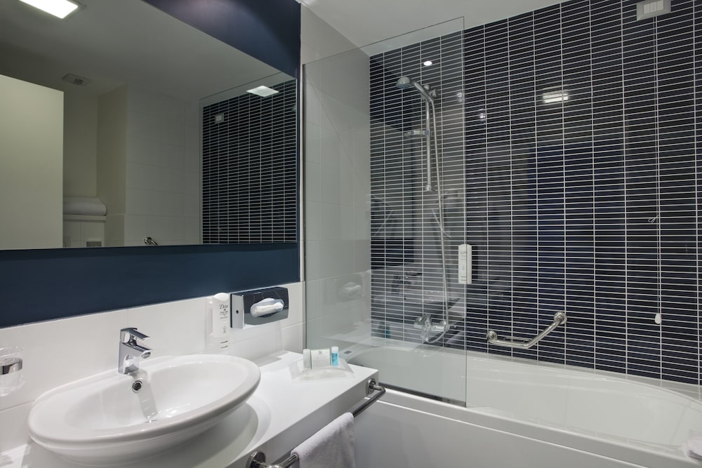 غرفة بريميوم بسرير كوين مع أريكة، Holiday Inn Milan Nord Zara 6/8