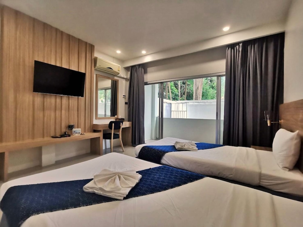 Nana Beach Hotel 24/80