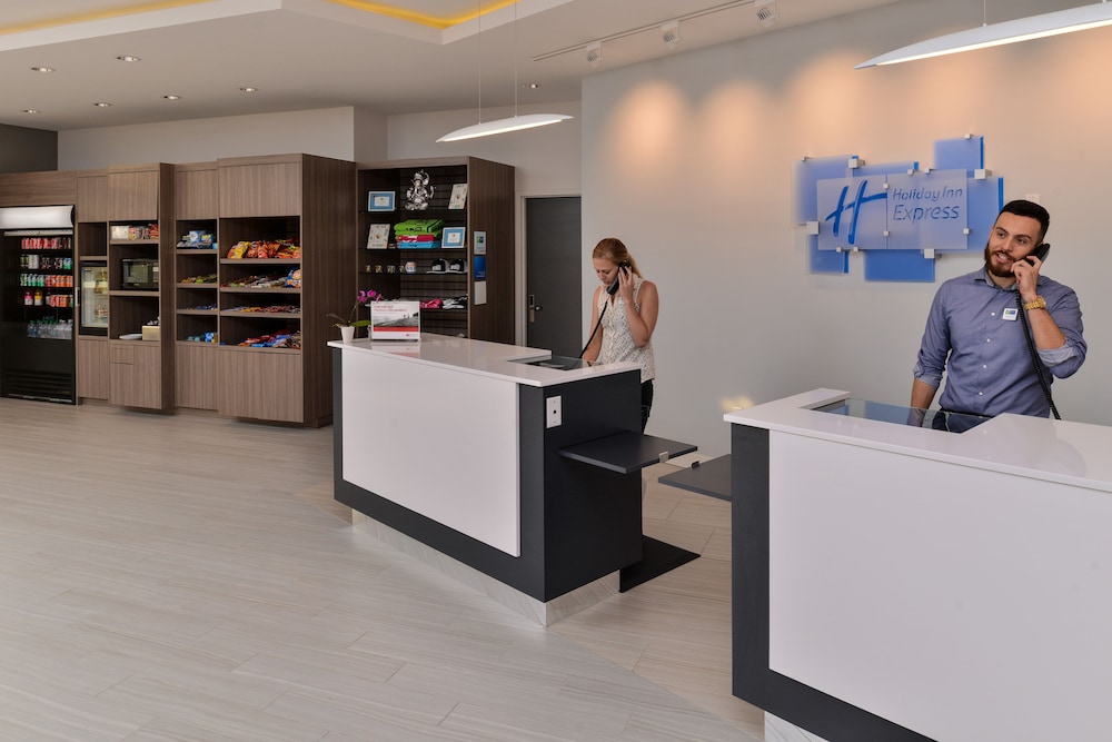 Holiday Inn Express & Suites San Diego - Mission Valley 44/61