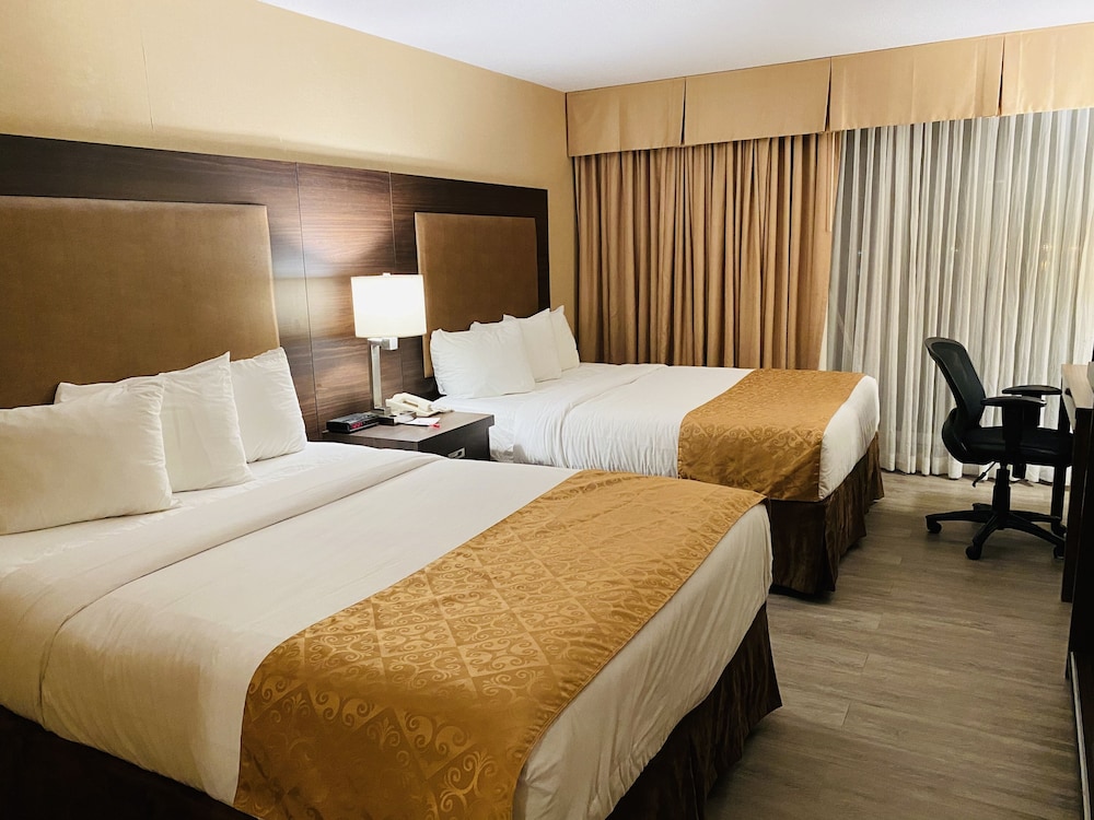 Room, 2 Queen Beds, Water View