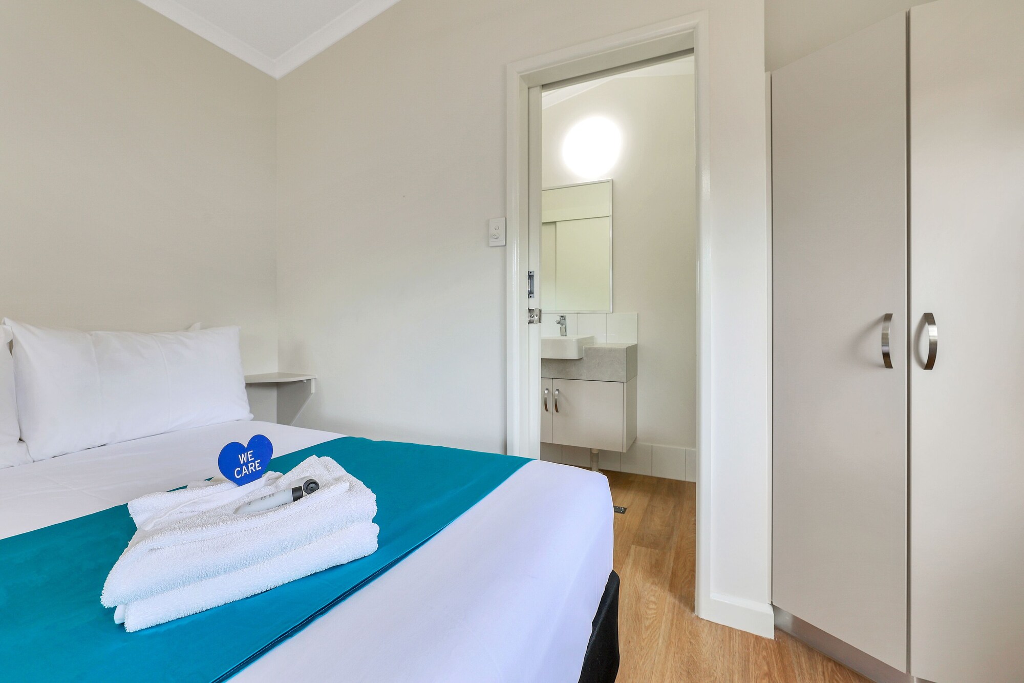 RESORT, SUPERIOR, CABIN, DOUBLE BED