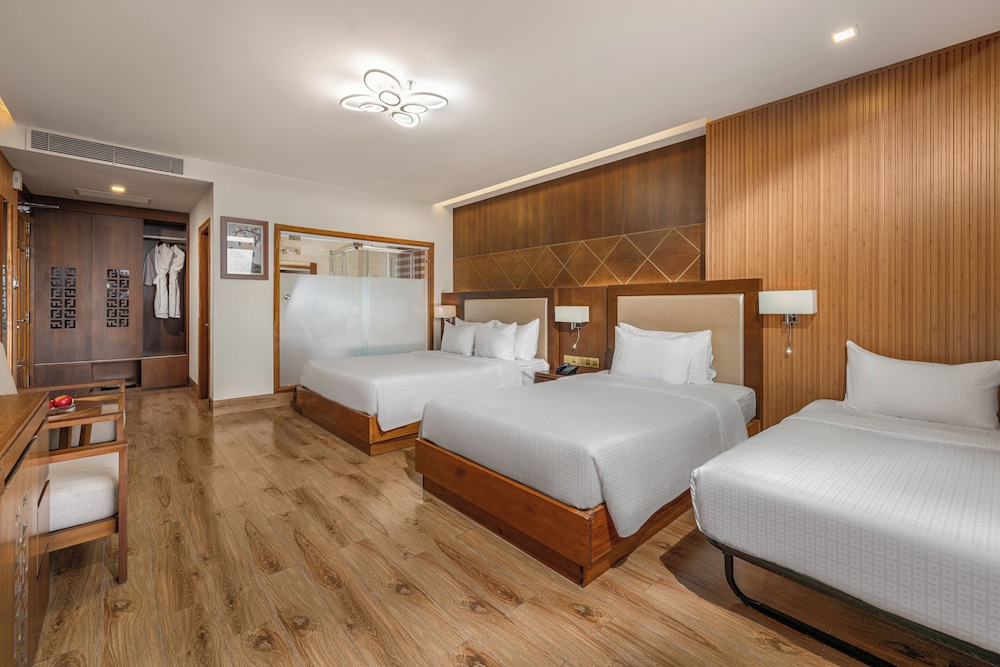 DELUXE, FAMILY, WITH EXTRA BED, BATHTUB