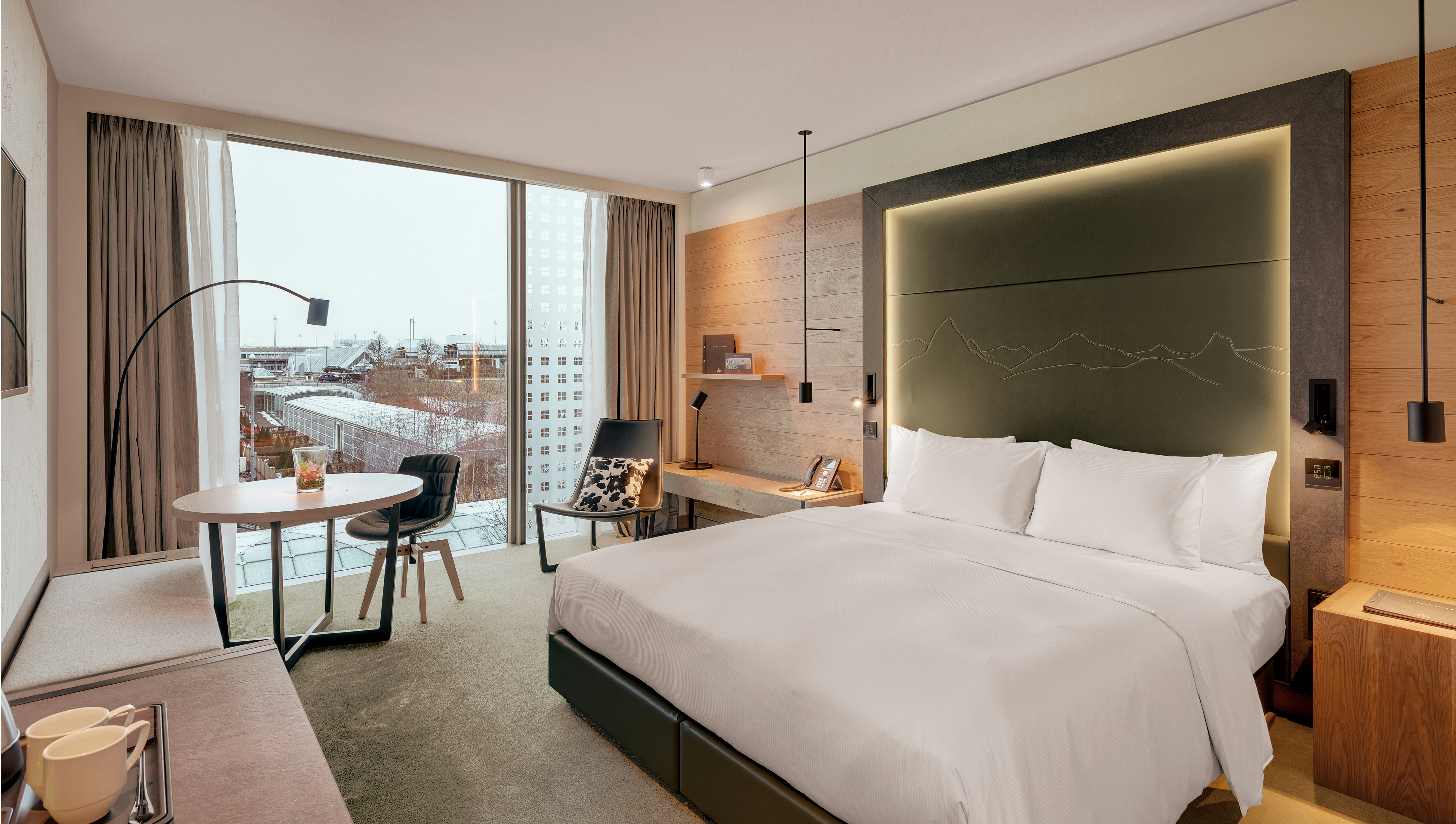 EXECUTIVE, KING BED