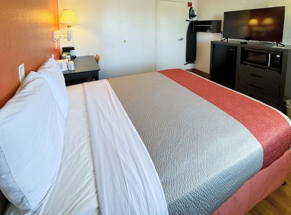 Studio6 Suites Bellflower, CA - Los Angeles 25/40