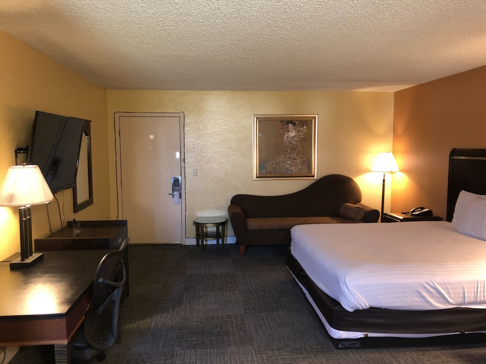 Nendels Inn and Suites Dodge City Airport 15/35