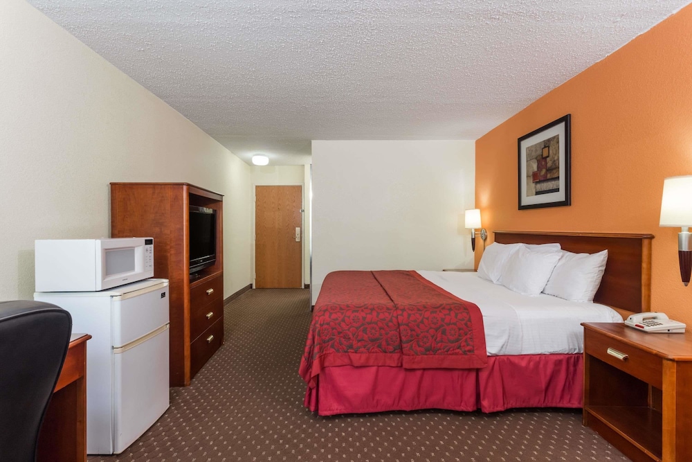 Days Inn Suites By Wyndham Bloomington Normal Il 14/45