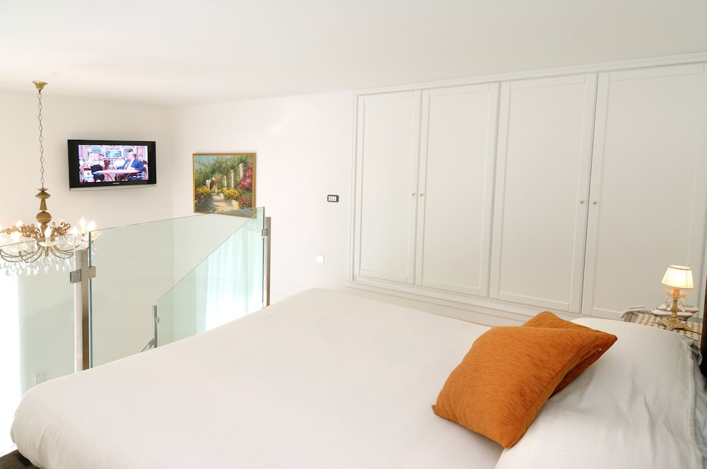 Mezzanine, Deluxe, Suite, Queen Bed