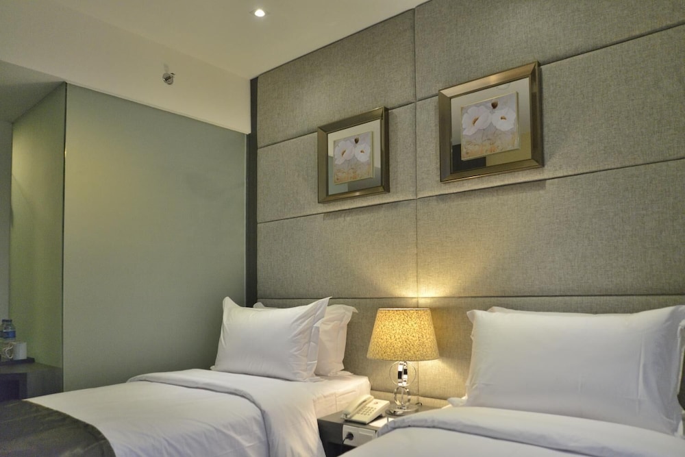 Serela Merdeka Bandung 17/50