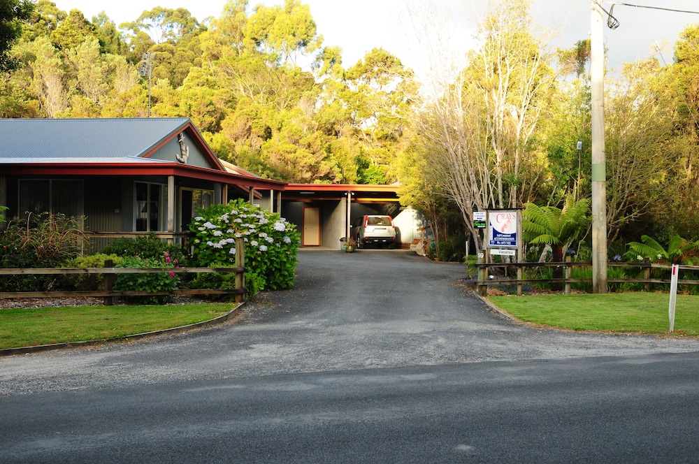 THE CRAYS ACCOMMODATION 40/46
