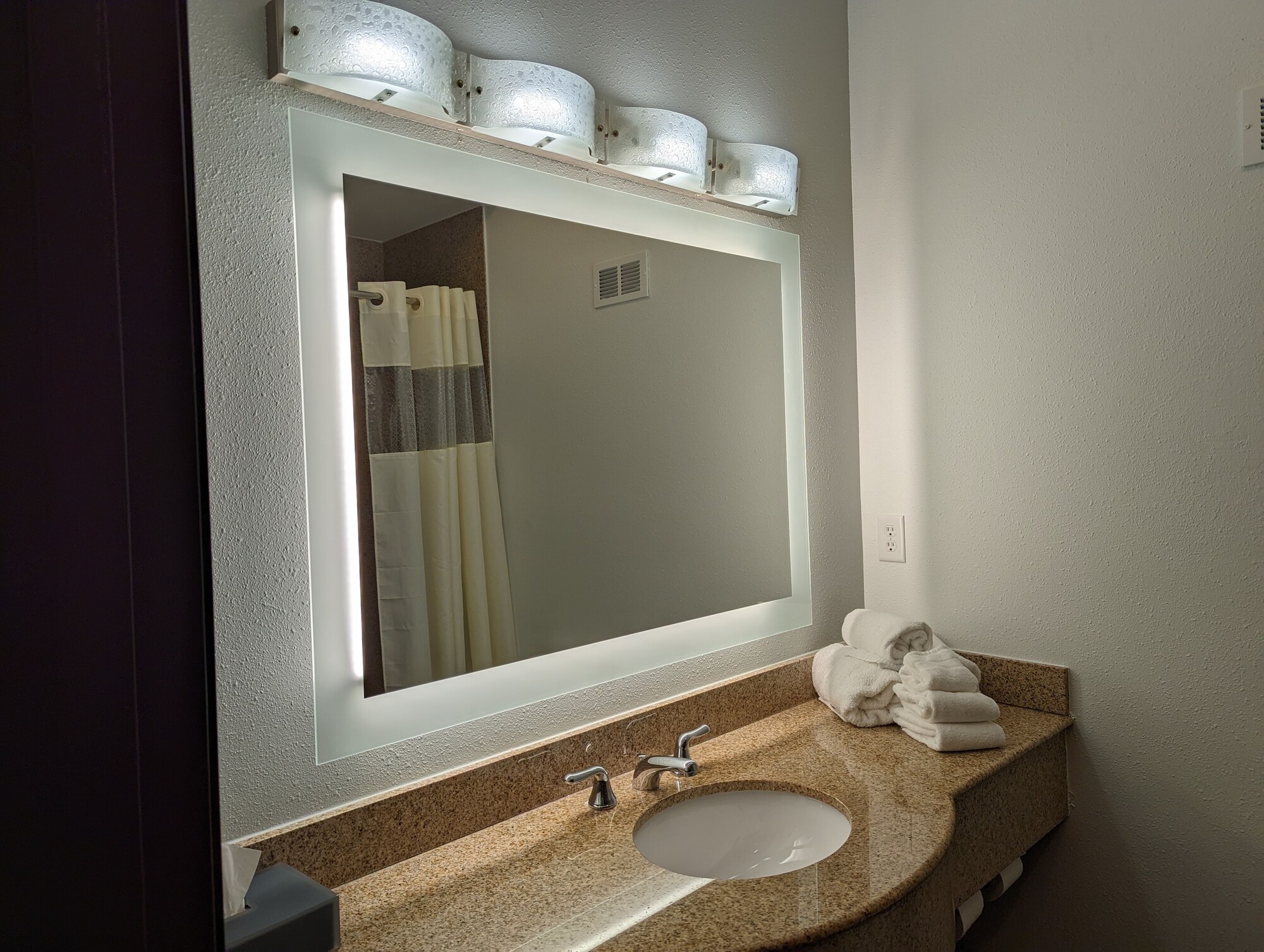 غرفة تنفيذية بسرير كينج لذوي الإعاقة، La Quinta Inn & Suites by Wyndham Fort Worth NE Mall 3/3