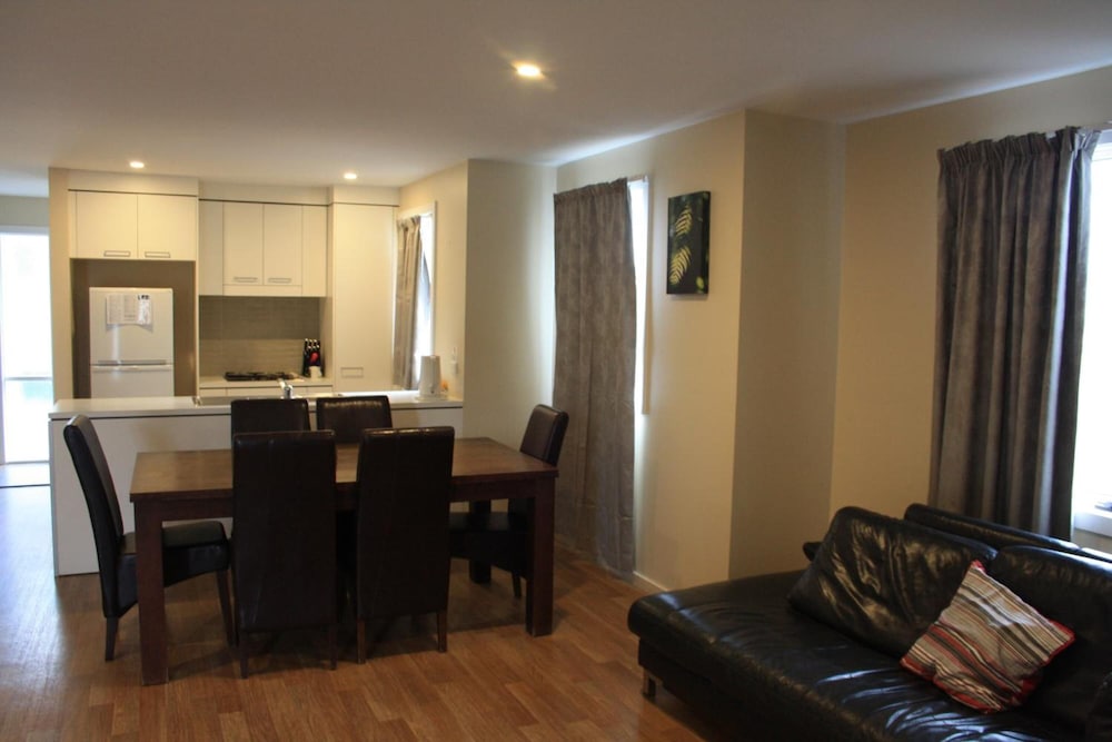 Grand Manor Motor Inn 24/32