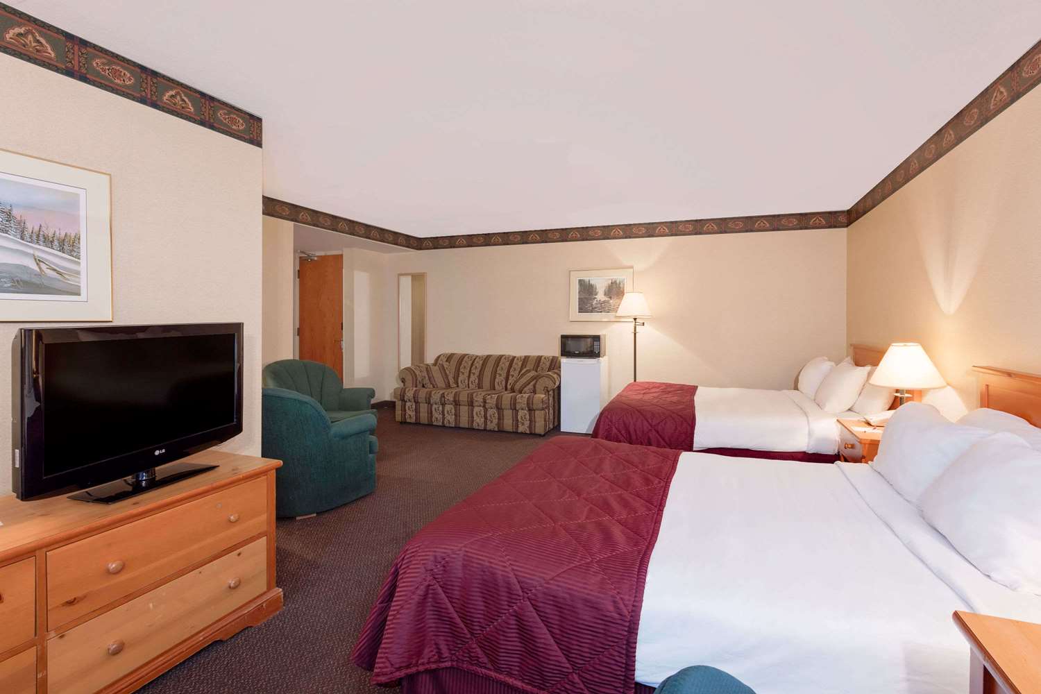 Ramada By Wyndham Pinewood Park Resort North Bay 7/24