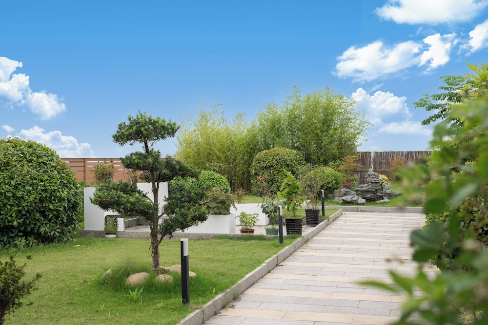 Holiday Inn Express Shanghai Hongqiao North 65/70