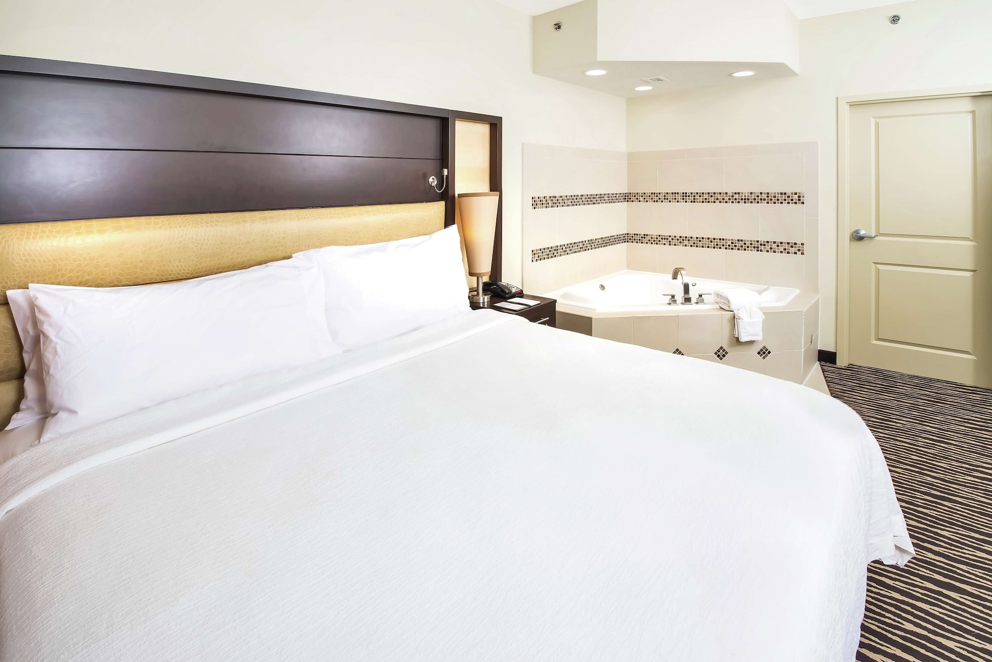 SUITE, KING BED, JETTED TUB
