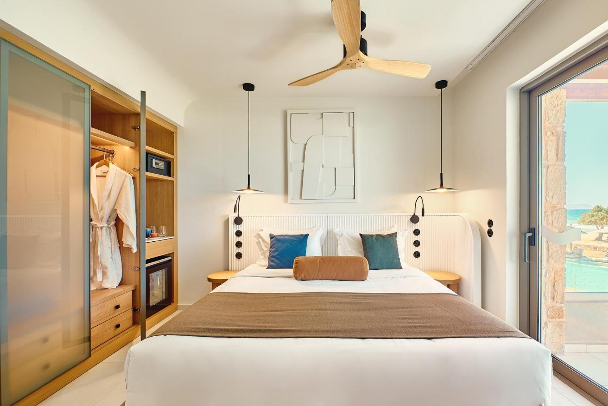 DOUBLE ROOM DELUXE SIDE SEA VIEW