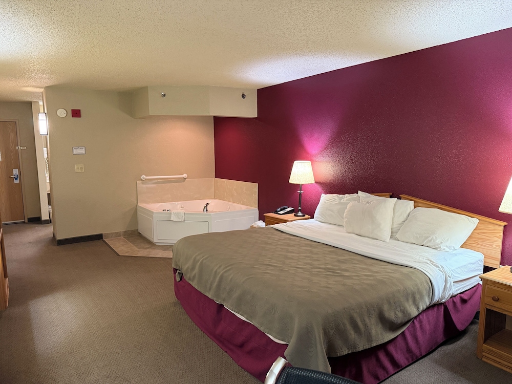 Suite, King Bed, Rodeway Inn Hesston, KS 2/10