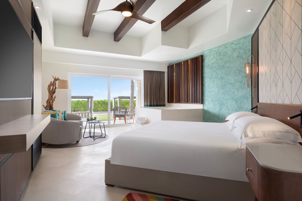 Walkout, Junior Suite, King Bed, Ocean Front