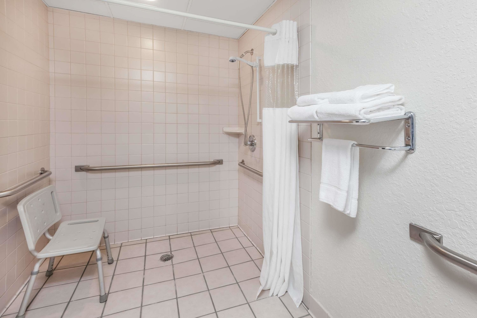 غرفة خارجية بسرير كوين بإطلالة لذوي الإعاقة، Quality Inn & Suites Grayling, MI 7/7