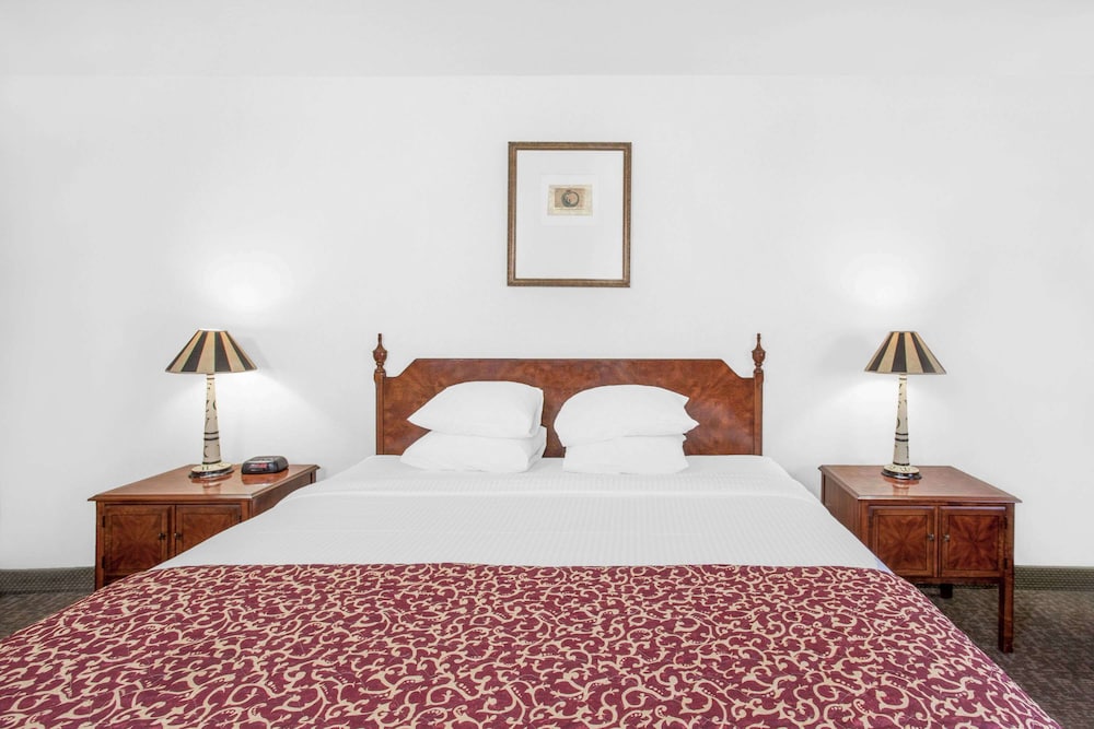 Ramada By Wyndham Barstow 11/36
