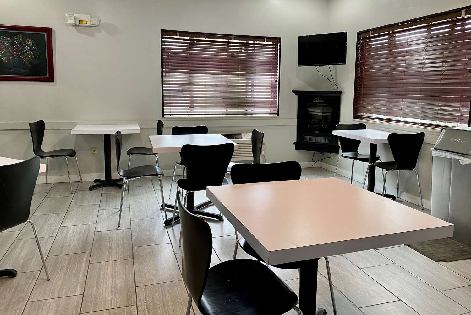 Super 8 by Wyndham Bloomington University Area 33/41