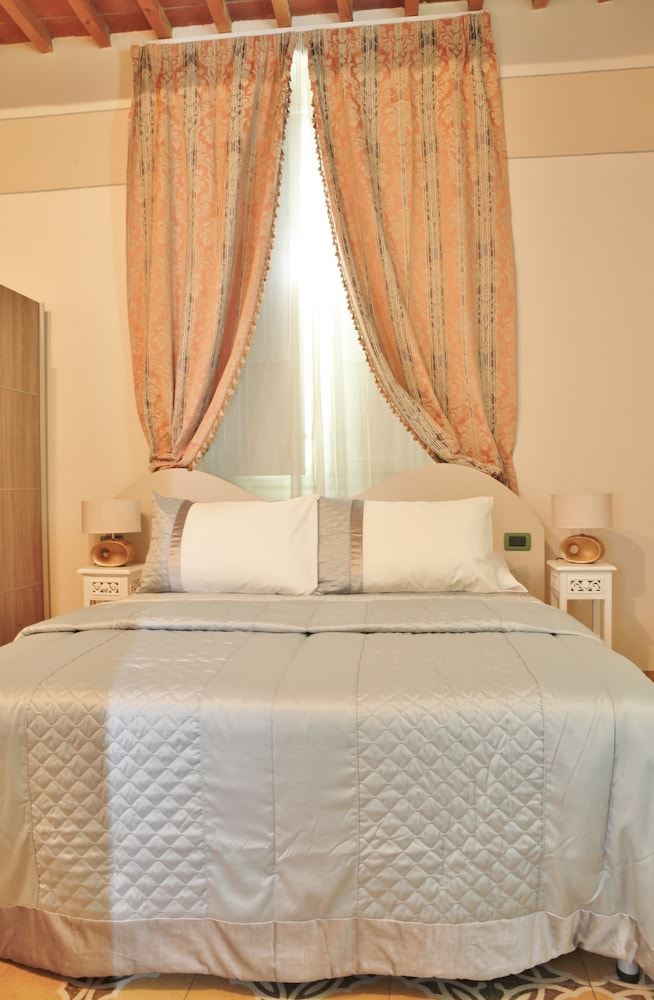 Lucca Relais 26/50