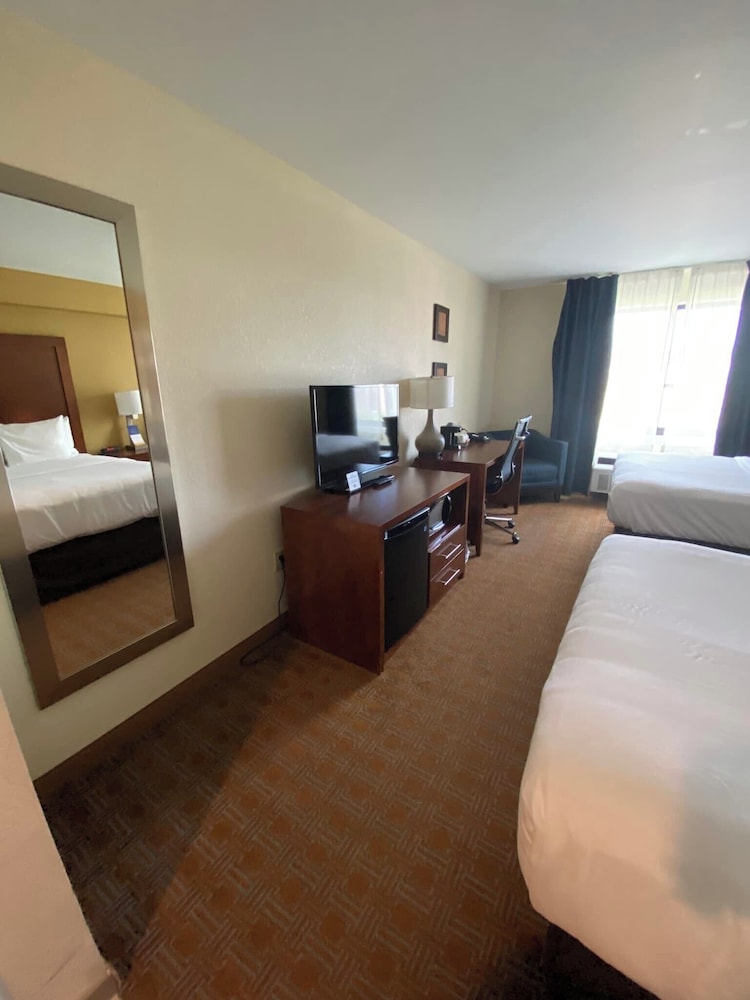 Comfort Inn & Suites Brattleboro I-91 18/47