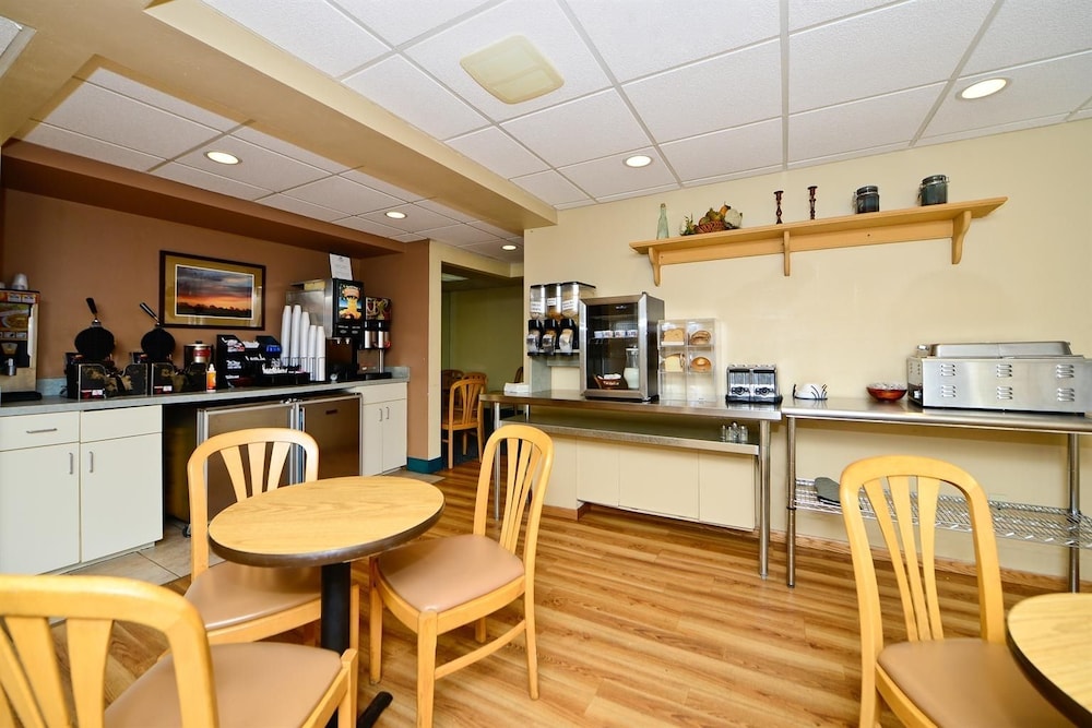 Americas Best Value Inn and Suites St Cloud 25/26