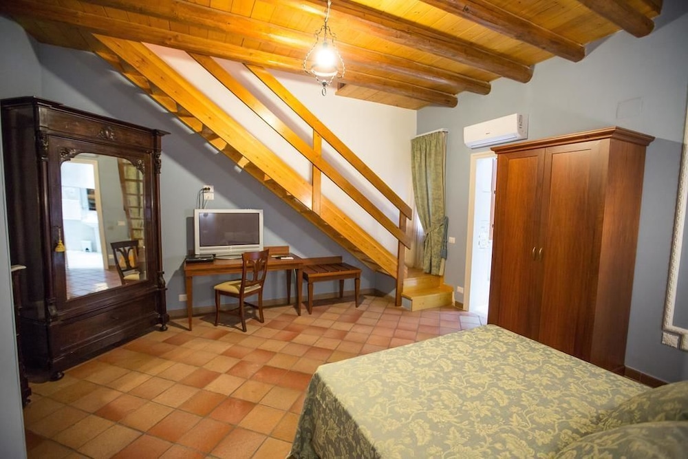 Palazzo Raho 15/40
