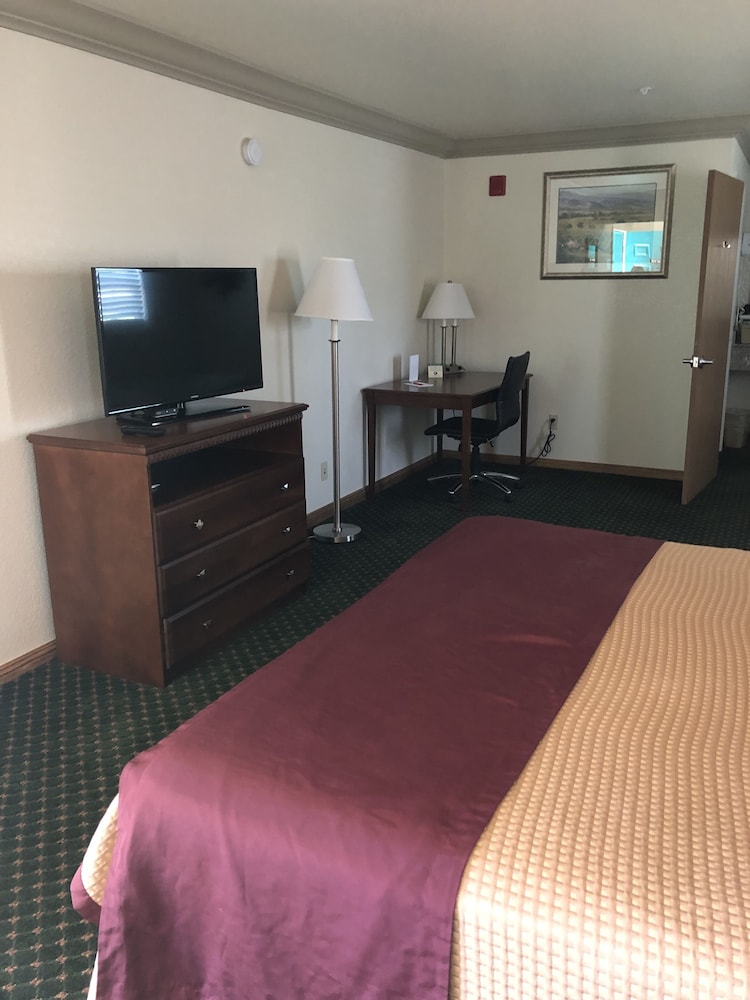 Cloverdale Wine Country Inn and Suites 16/47