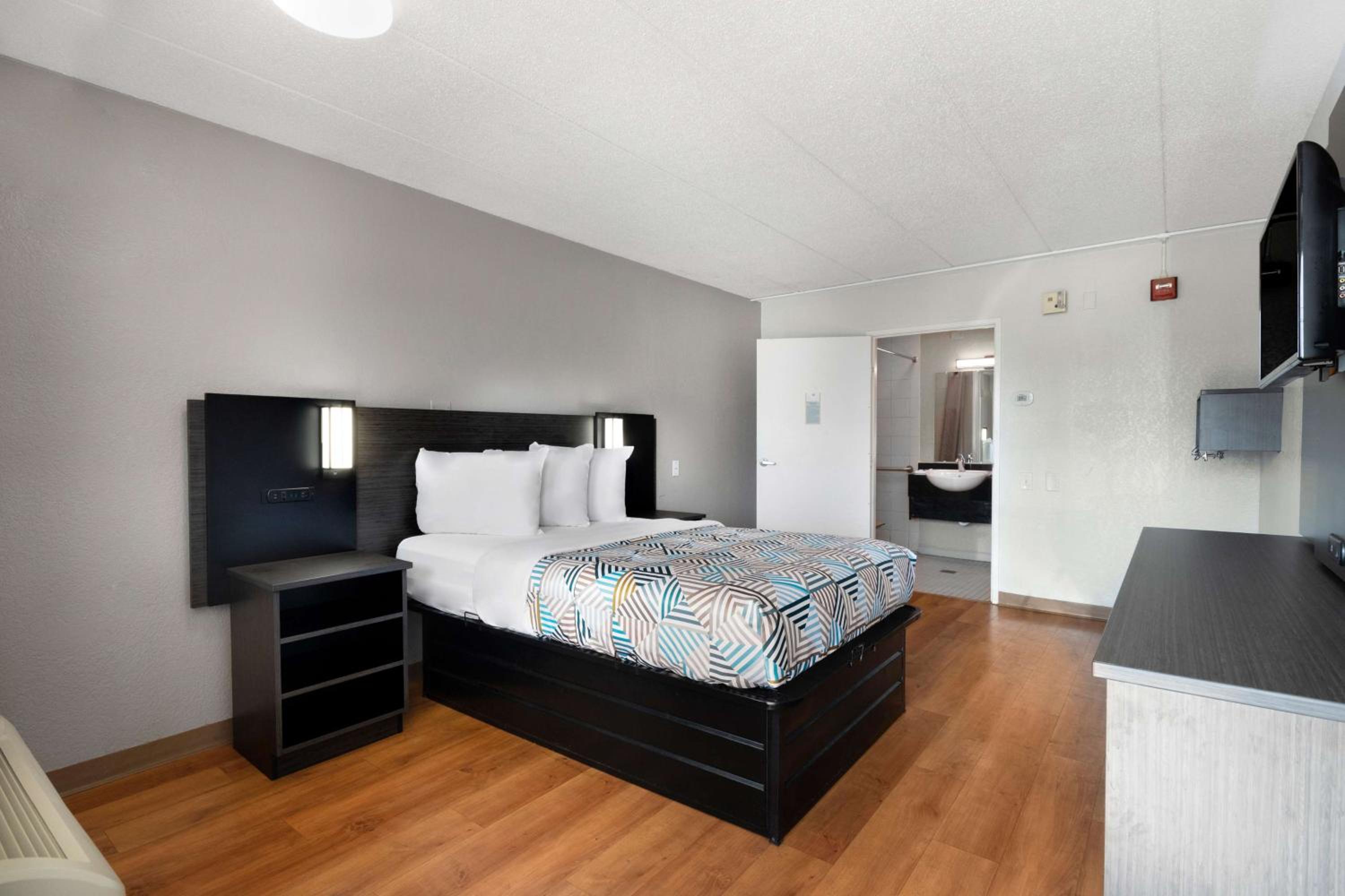 1 Full Bed - ADA/RI Shower