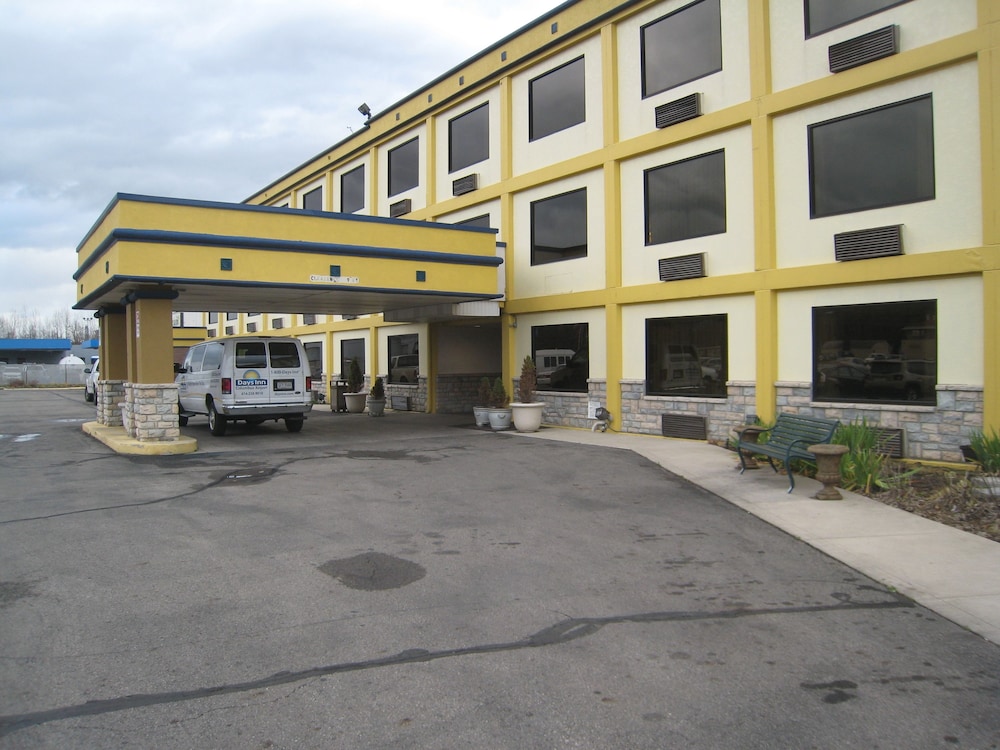 Days Inn by Wyndham Columbus Airport 1/37