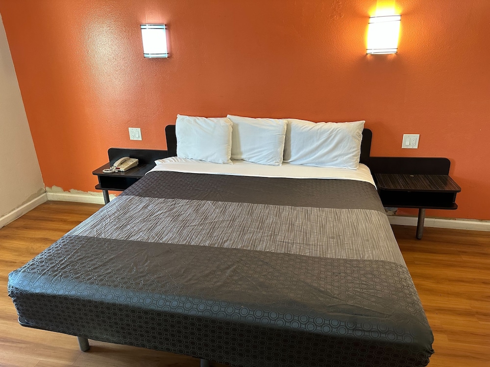 BASIC, KING BED, ACCESSIBLE