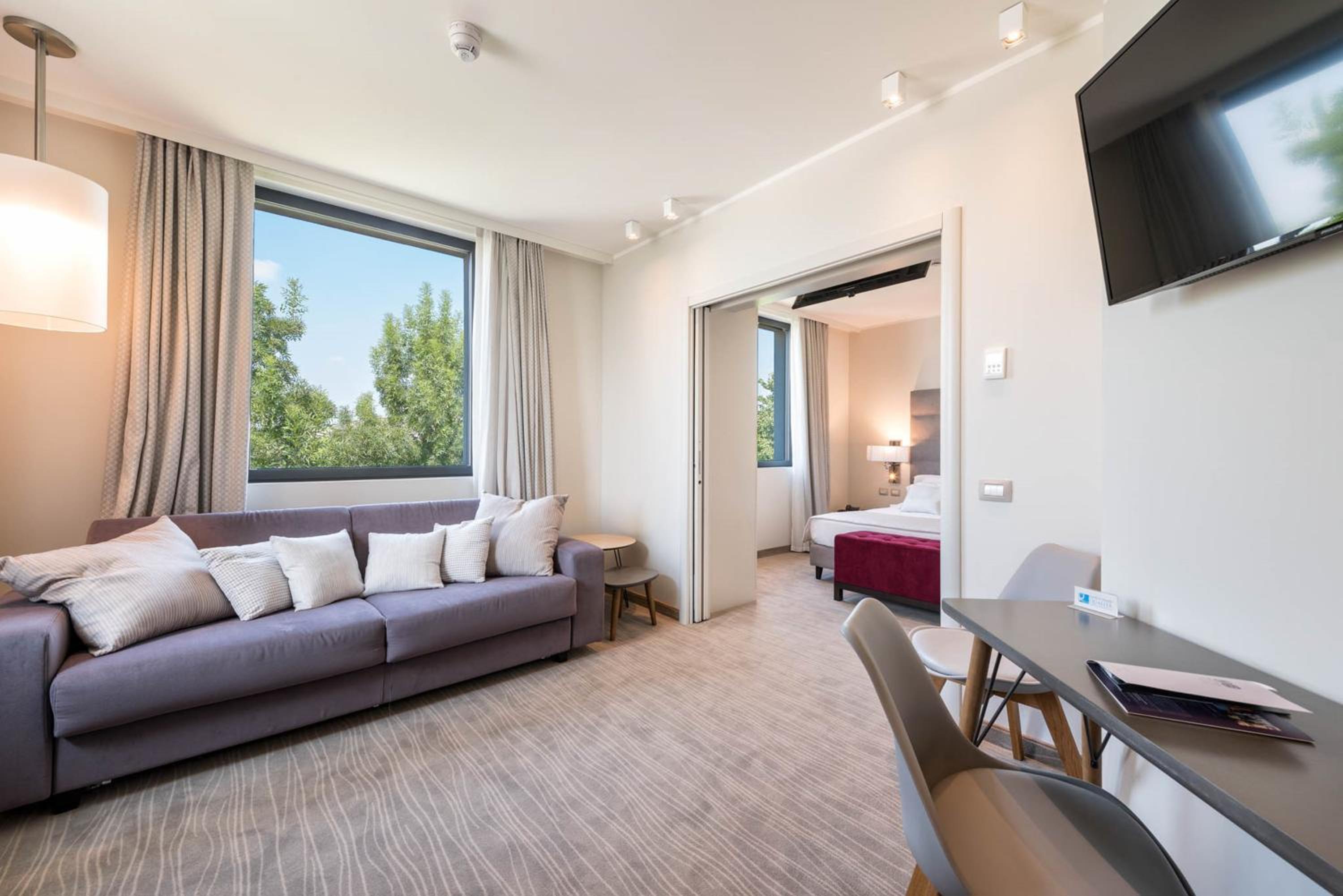 DELUXE, SUITE