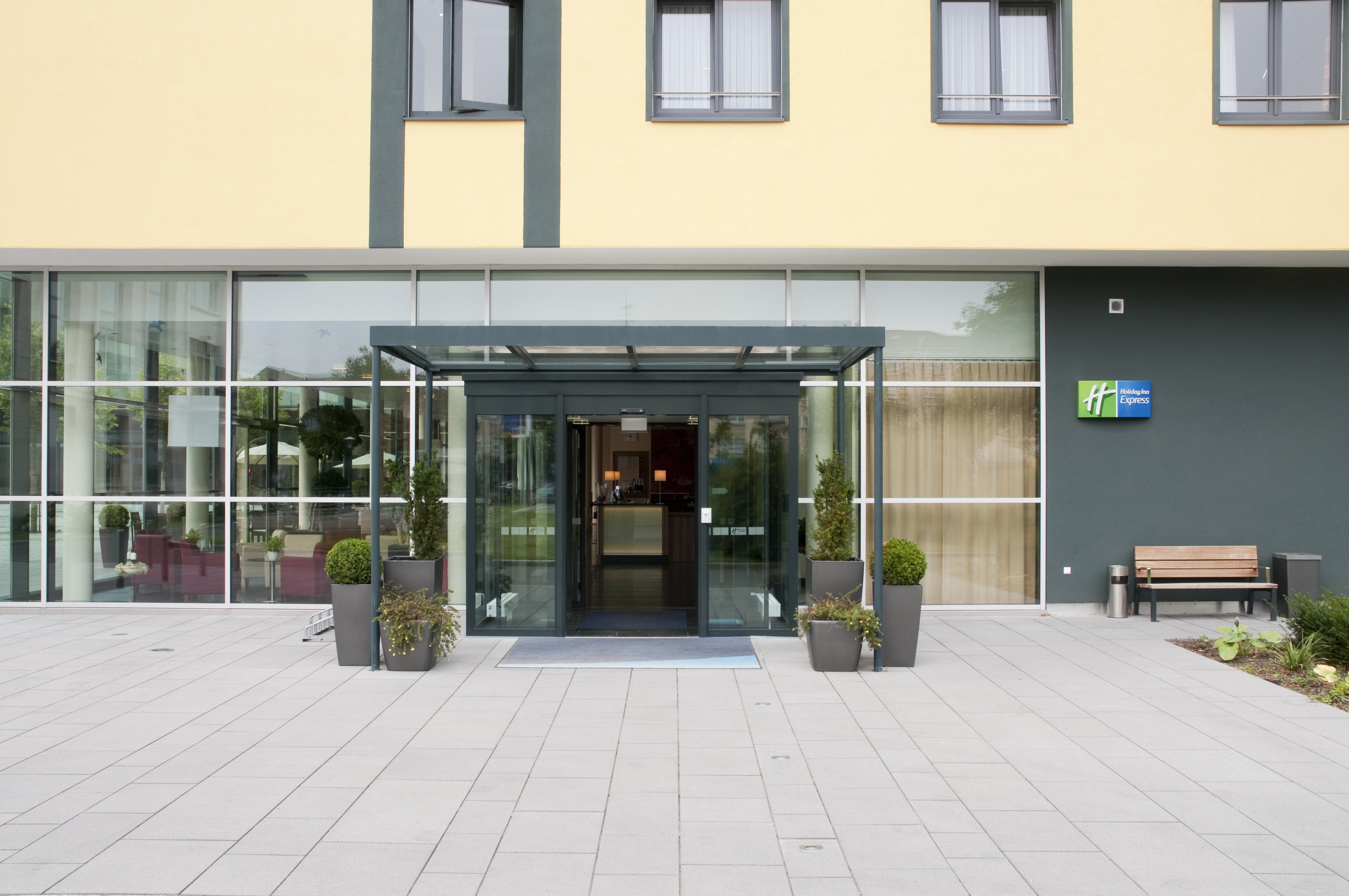 HOLIDAY INN EXPRESS SINGEN 4/72
