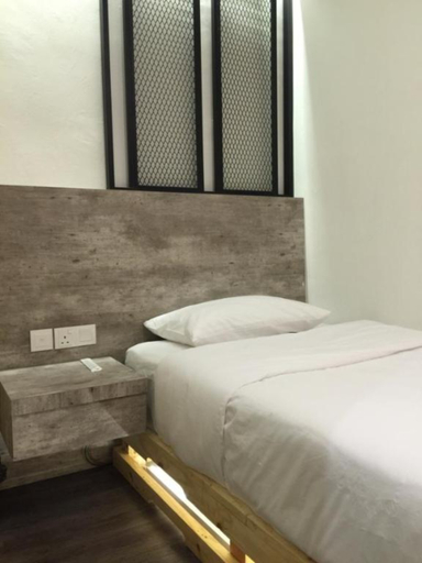 The Oikos Hotel 7/11