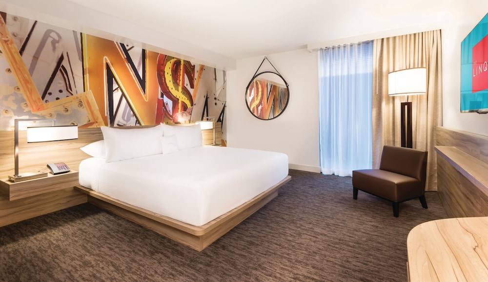 STUDIO, SUITE, KING BED