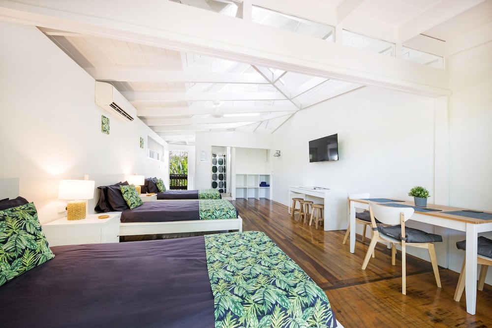 Airlie Beach Magnums 26/76