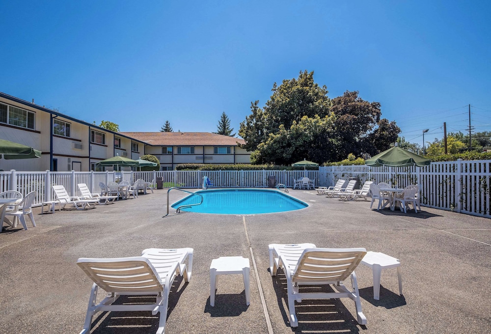 Quality Inn and Suites Medford Airport 48/51