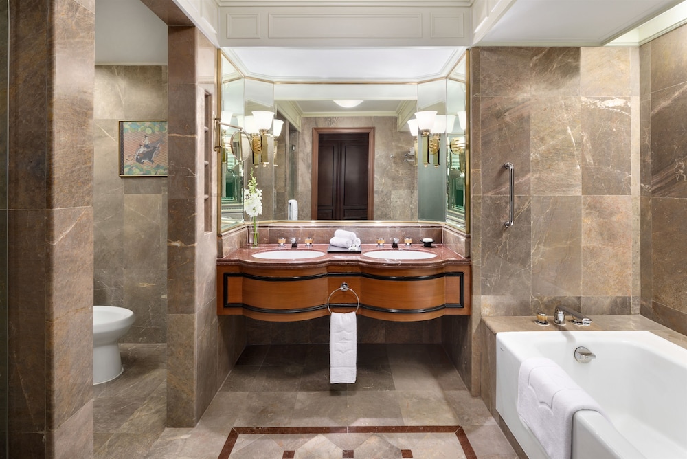 Shangri-La Bangkok 49/50