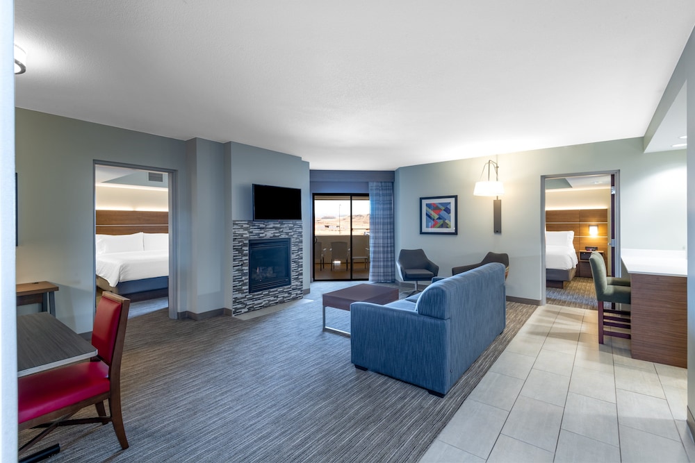 Holiday Inn Express Hotel Suites St George North 28/48