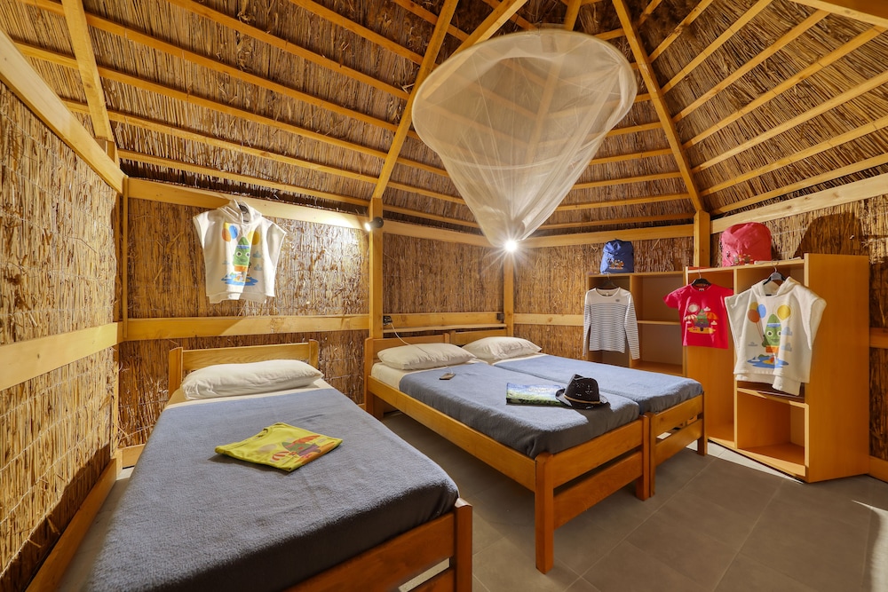 Pine Beach Pakostane 18/50