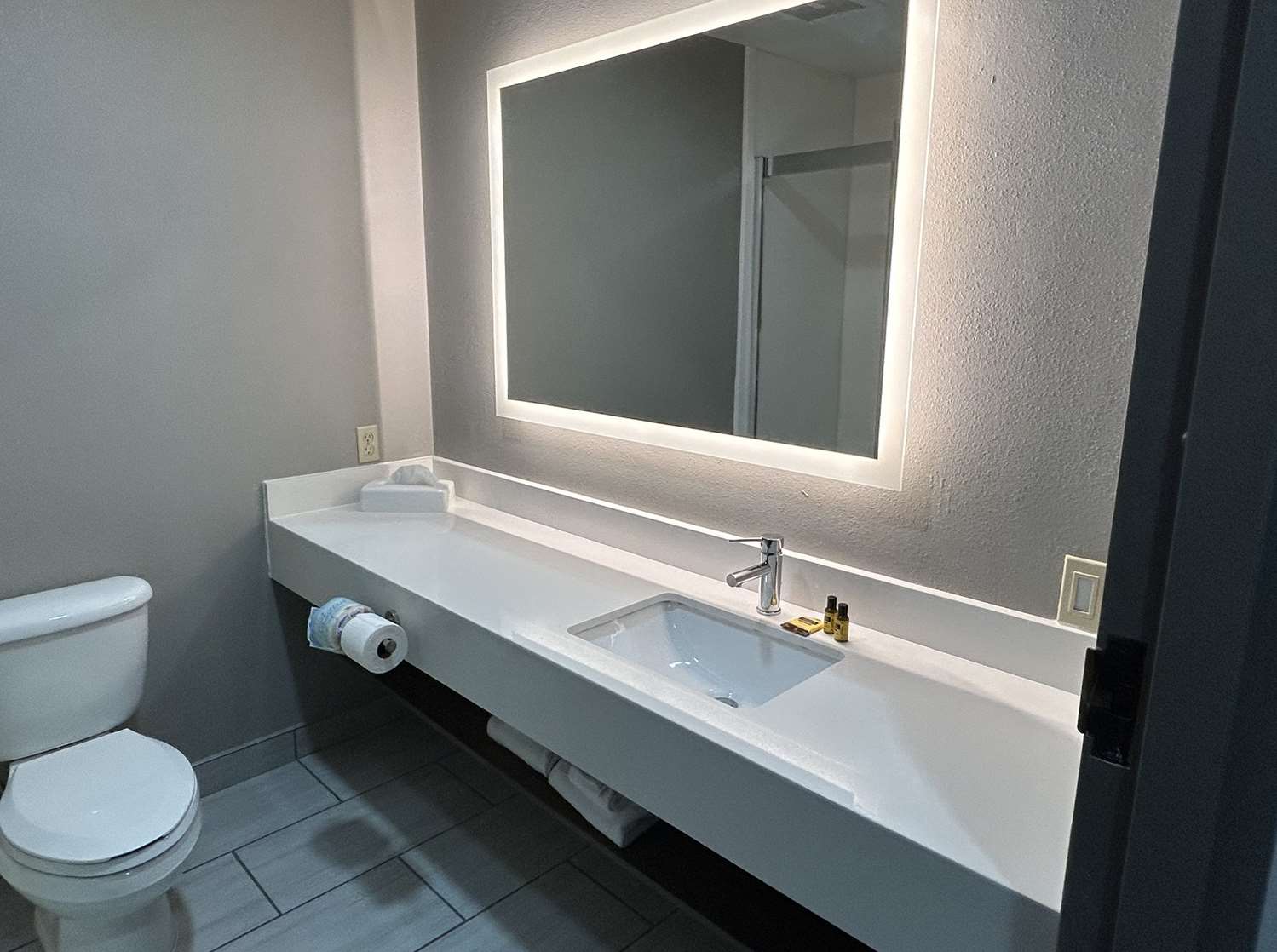 Suite, King Bed, Sofa, Kitchenette