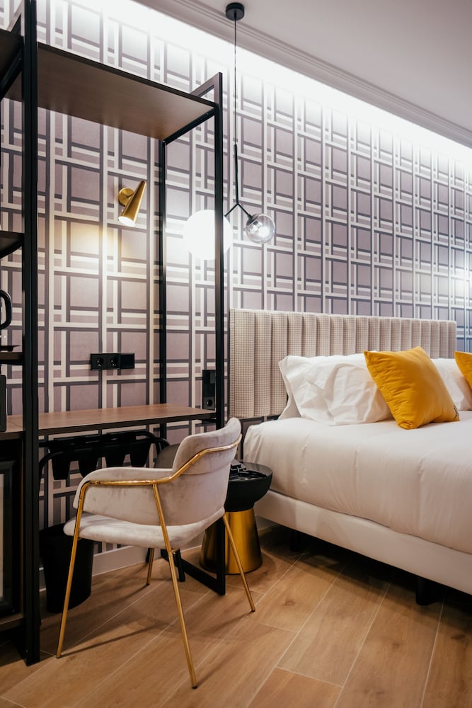EXECUTIVE, DOUBLE OR TWIN BED
