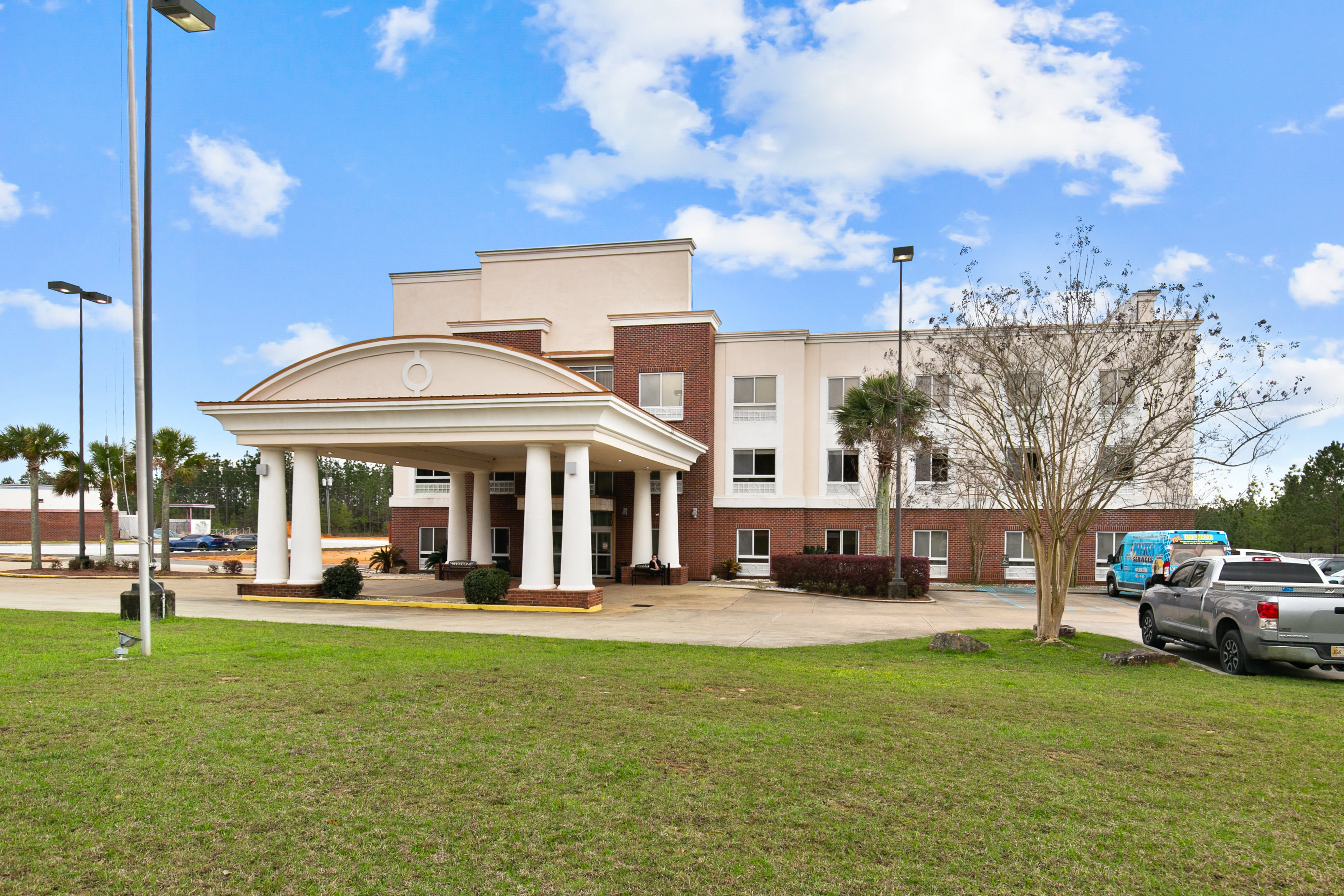Holiday Inn Express and Suites Lucedale Hotel 70/76