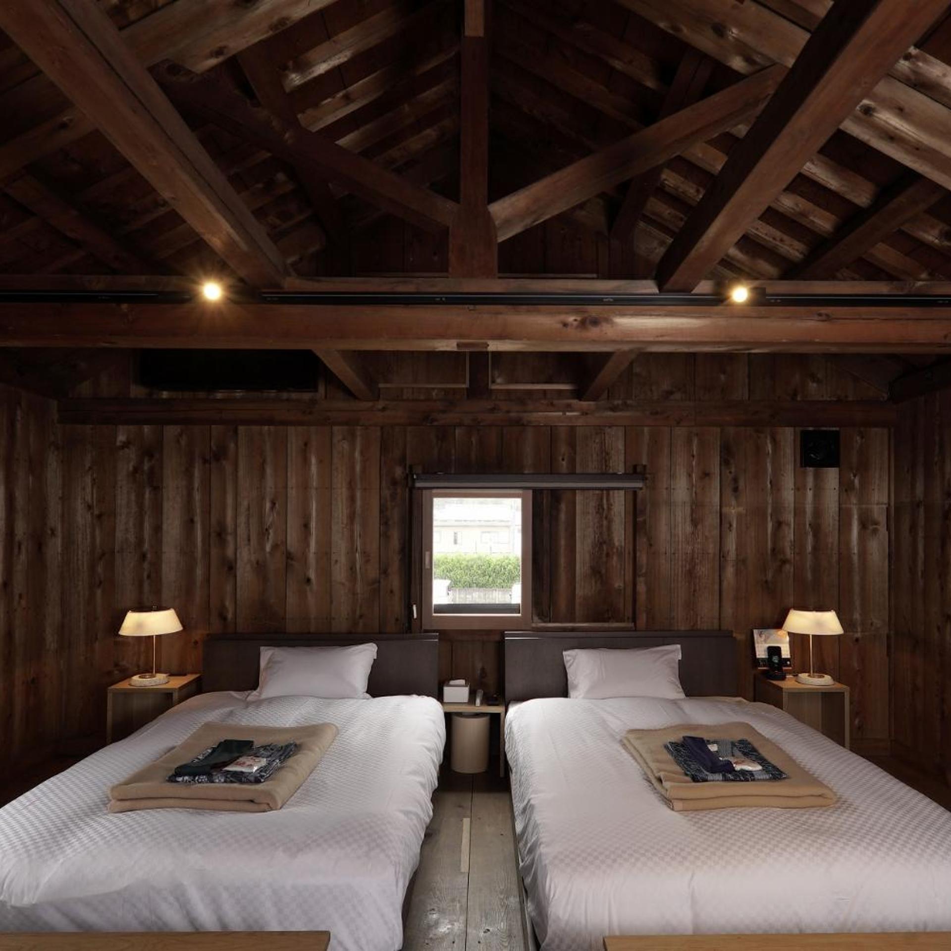 DELUXE, TWIN BEDS