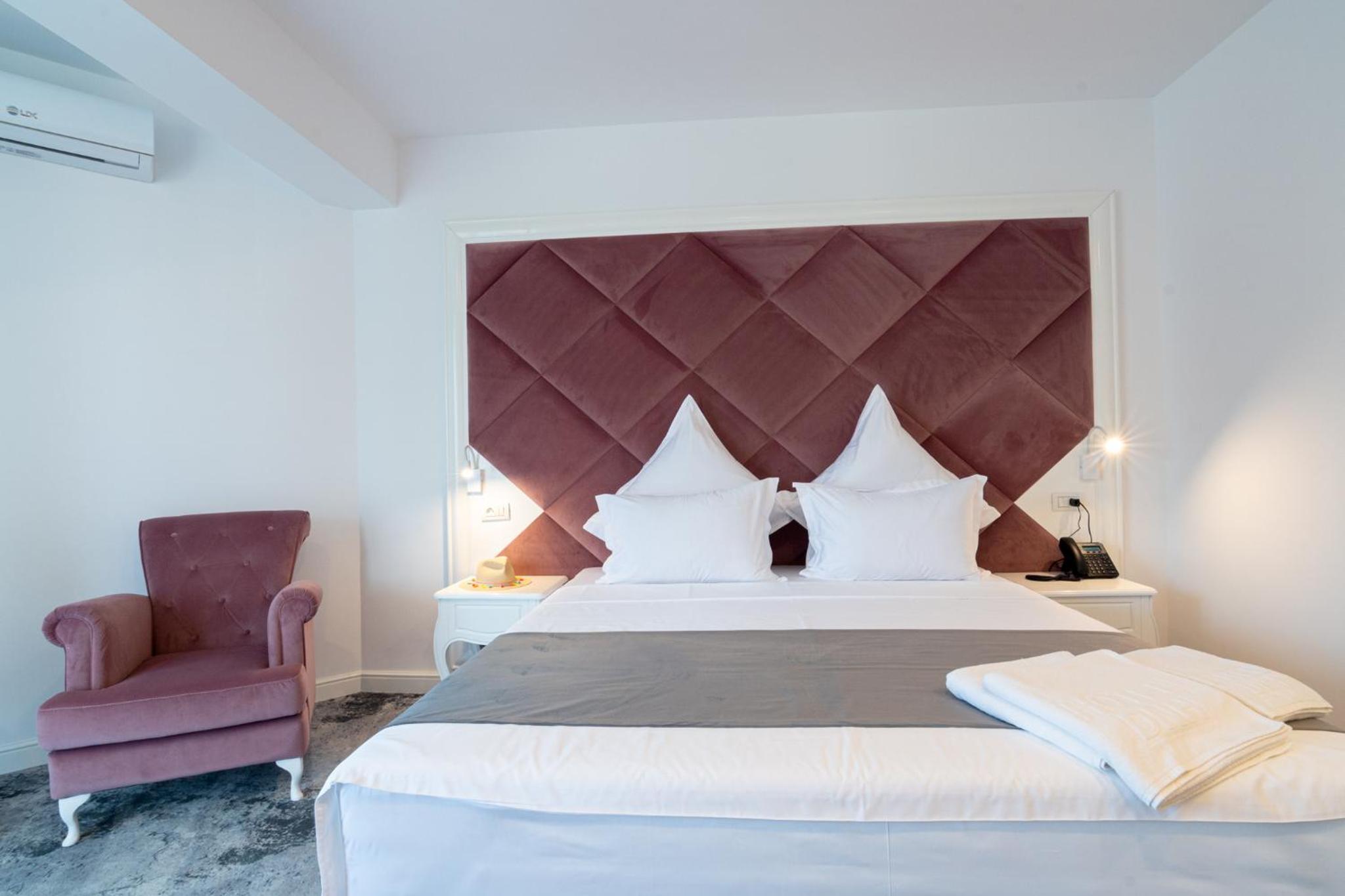 DNH Hotel 8/26