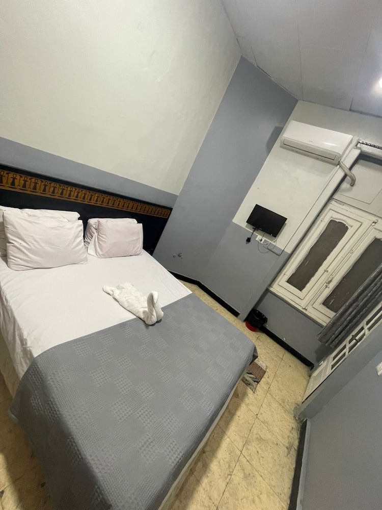 One Season Hostel 22/72